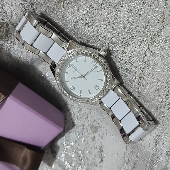 Women's Watch - Picture 2 of 7